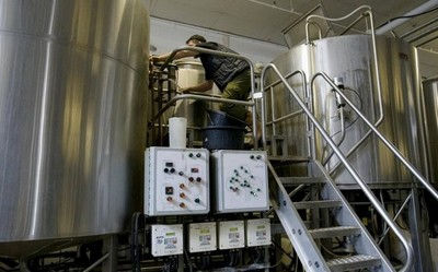 酒厂发酵池无线温度采集智能监控系统方案