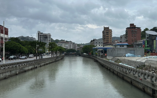 保护环境和生态系统湖水的深呼吸监测